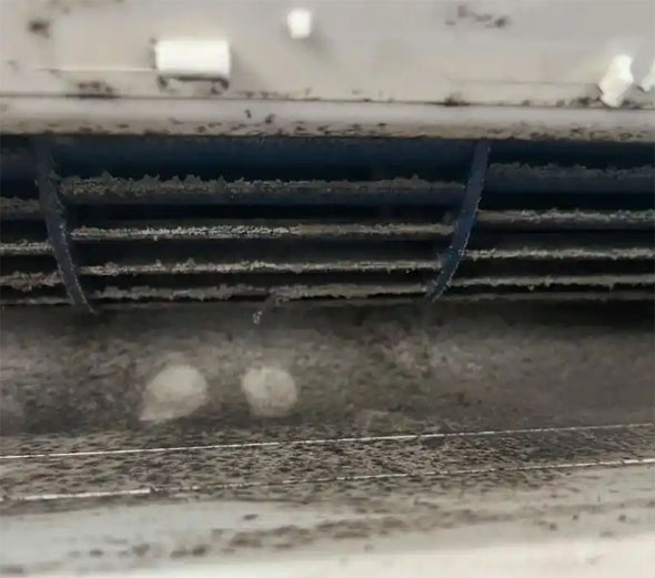 巴东空调吹的风有股烧焦味是怎么回事